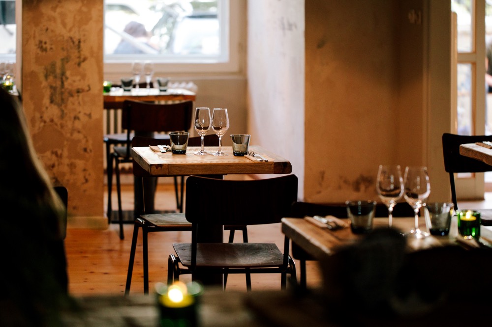 kenholtz-nabytek-berlin-stul-ekologie-restaurace