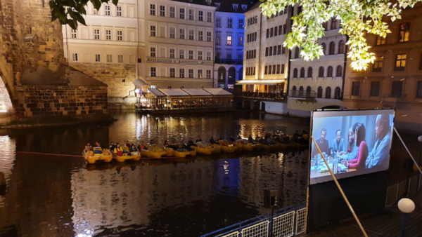 Projekce filmu na Vltavě
