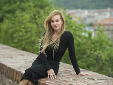 Olga Landová, benzina