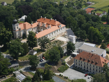 Letecká fotka zámku Loučeň