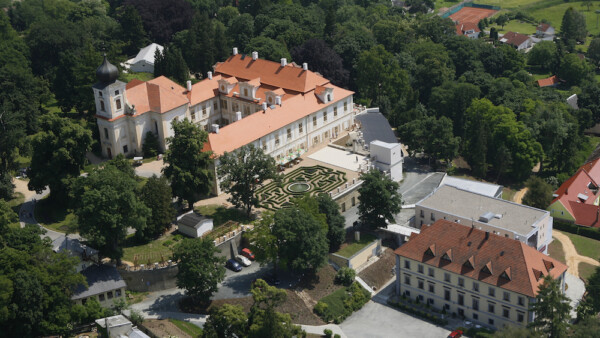 Letecká fotka zámku Loučeň