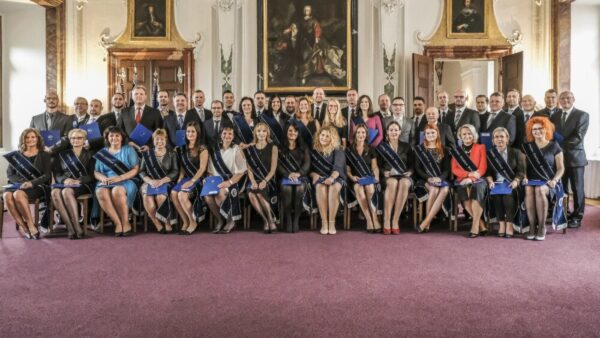 Absolventi MBA studia