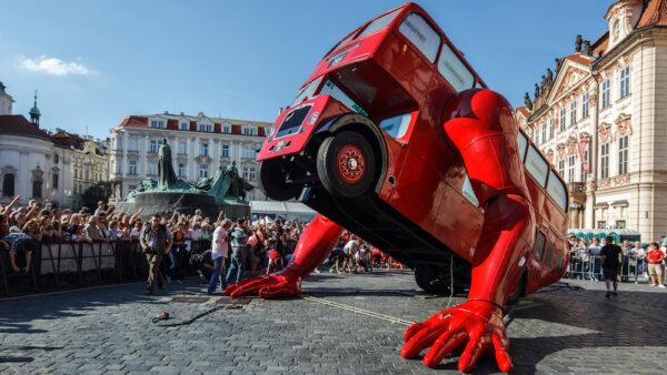 červený autobus Davida Černého