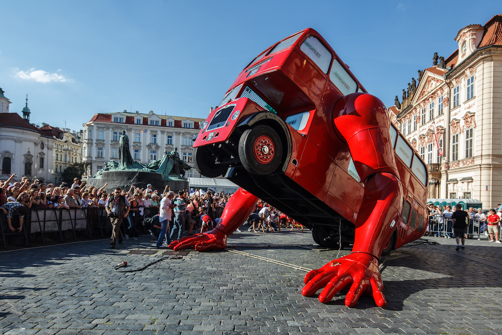 červený autobus Davida Černého