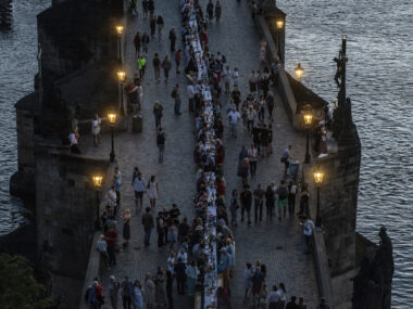 Prostřený Karlův most