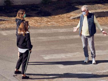 Tři osoby v rouškách