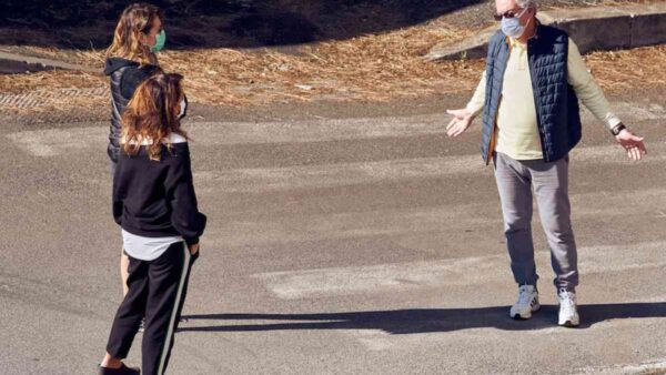 Tři osoby v rouškách