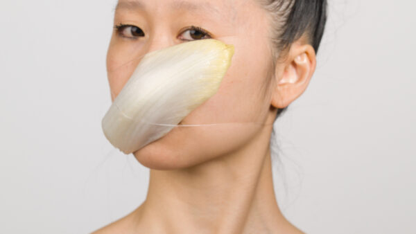 žena v masce ze zeleniny